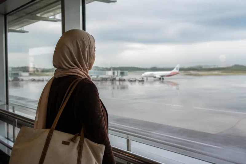 Une voyageuse à l'aéroport, prête pour son séjour au Canada